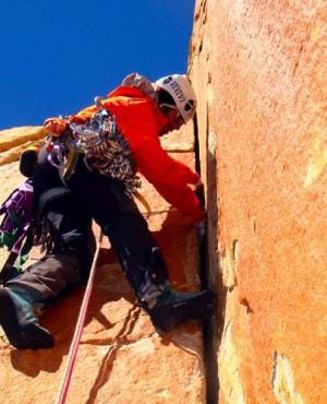 En plena escalada.