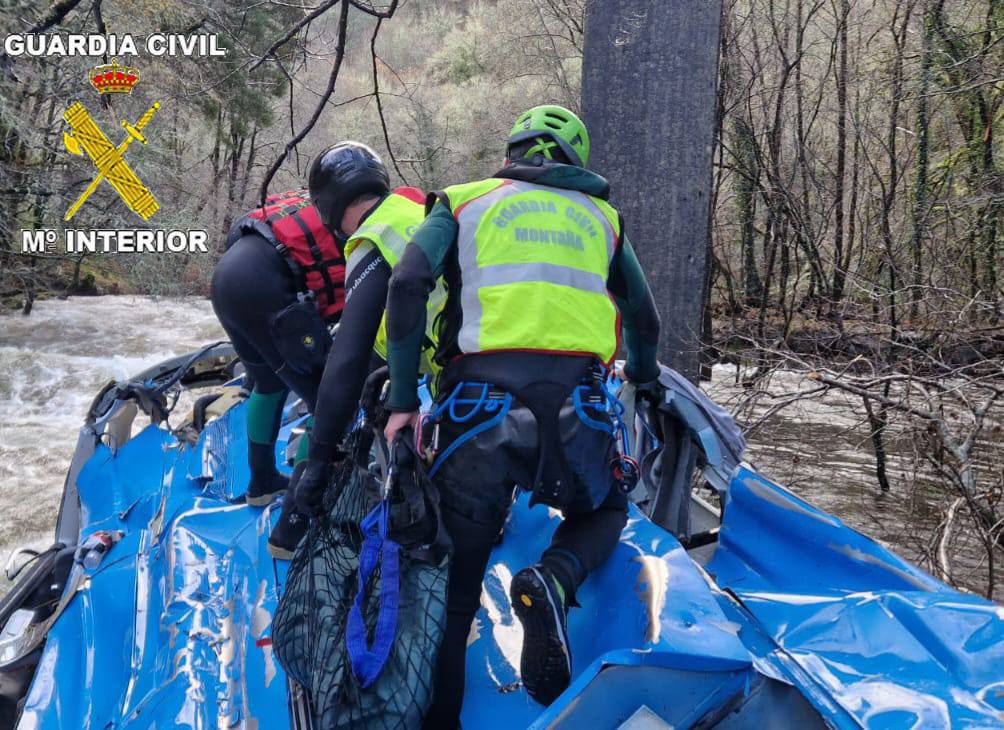 Continúan las labores de rescate en el autobús que ayer por la noche se salió de la vía precipitándose al río Lérez desde una altura de 40 metros