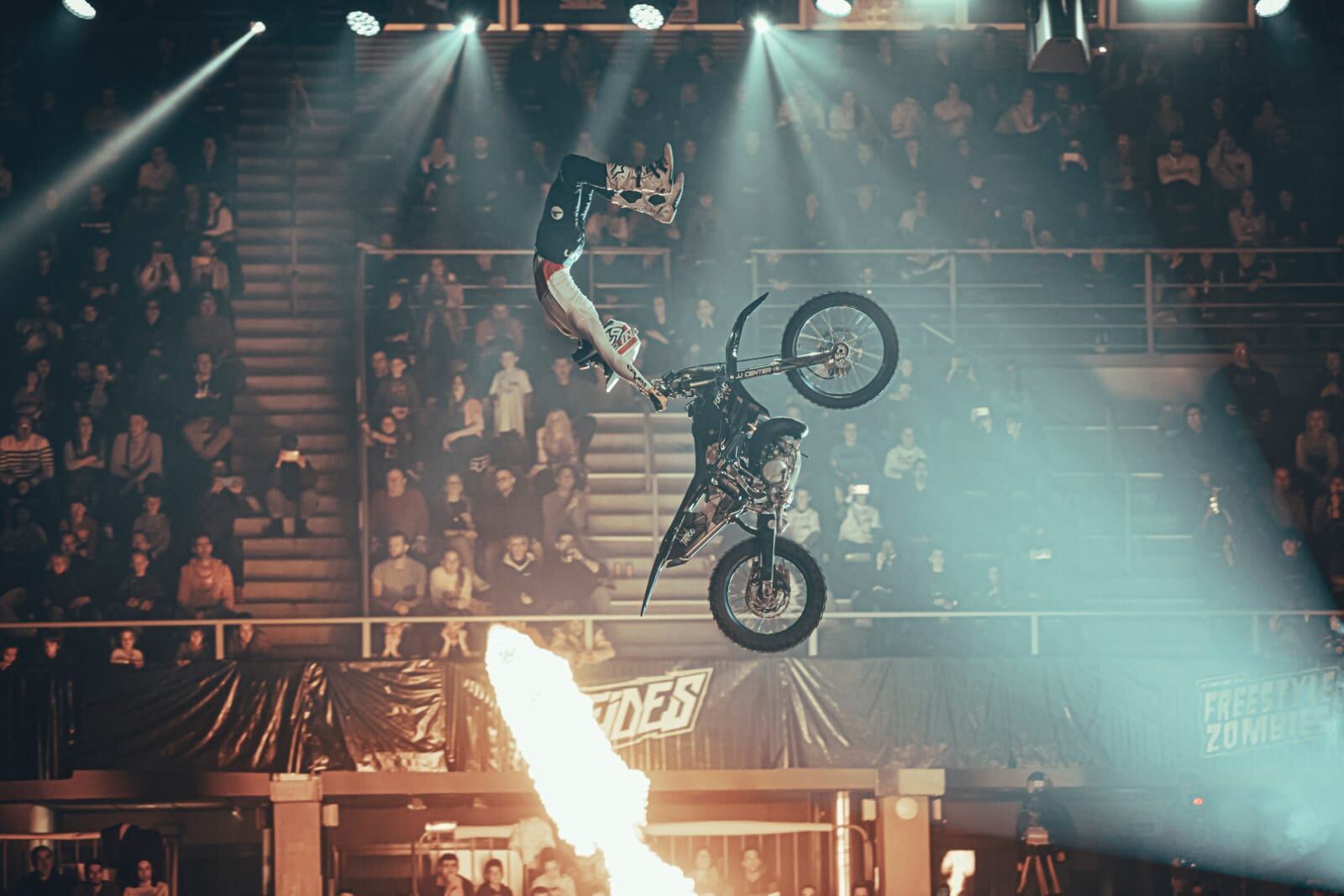 Uno de los pilotos de FMX en pleno salto.