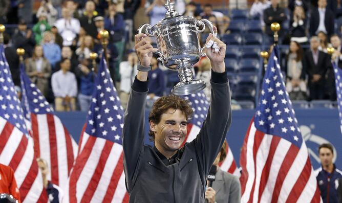 Rafa Nadal levanta el trofeo que le acredita como campeón del US Open por segunda vez en su carrera