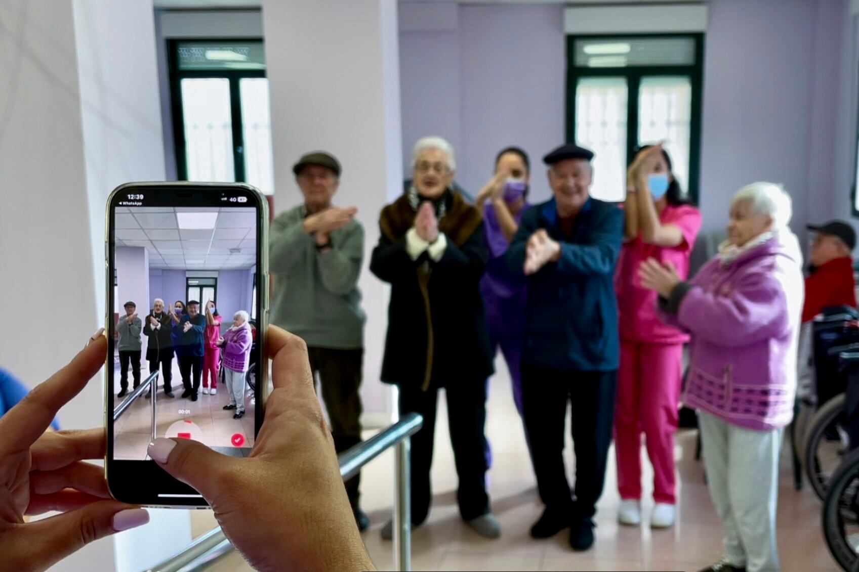 SANTANDER, 11/12/2022.- Los usuarios y las enfermeras del centro de día Luz de Luna, en Santander usan como terapia para personas mayores los bailes y retos de Tik Tok, red social en la que acumulan casi 34.000 seguidores y 1,2 millones de &quot;me gustas&quot;. EFE/Pablo Ayerbe