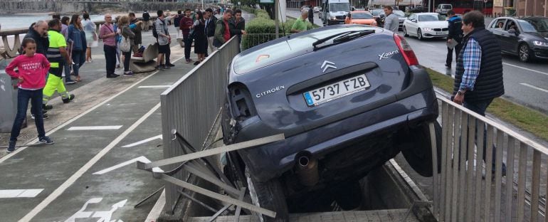 Coche accidentado en el paseo marítimo