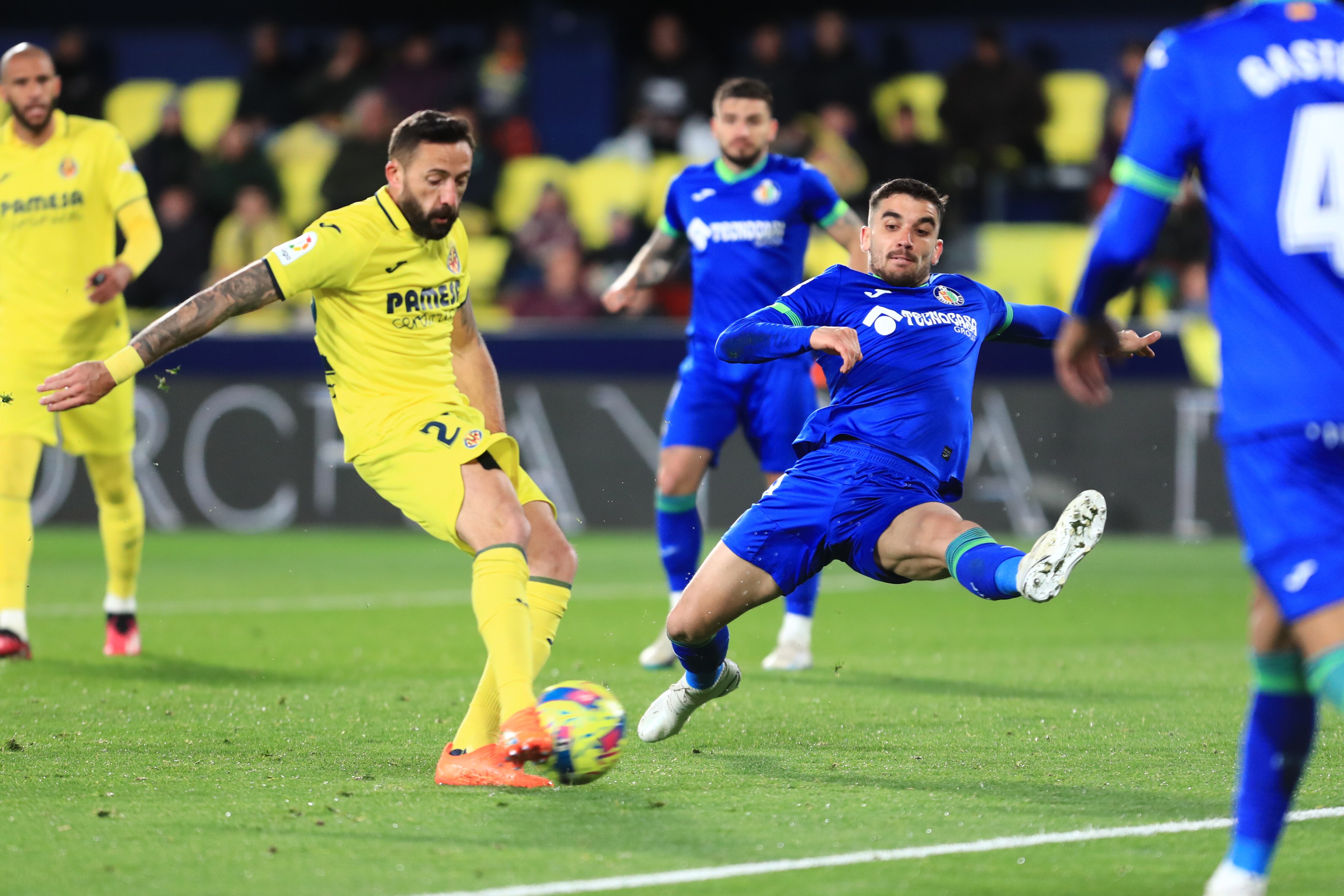 VILLARREAL (CASTELLÓN), 27/02/2023.- El delantero del Villarreal José Luis Morales (i) ejecuta el lanzamiento con el que ha conseguido el segundo gol de su equipo durante el partido de LaLiga ante el Getafe que se disputa este lunes en el estadio de la Cerámica, en Villarreal. EFE/ Domenech Castelló
