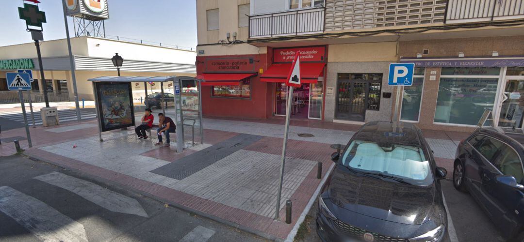 Una de las paradas de autobús en la entrada a Humanes de Madrid