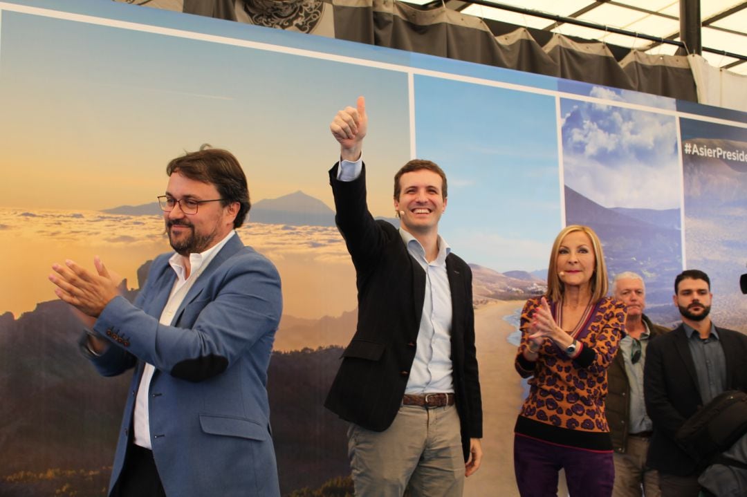 El presidente del PP, Pablo Casado, junto a Asier Antona y María Australia Navarro.