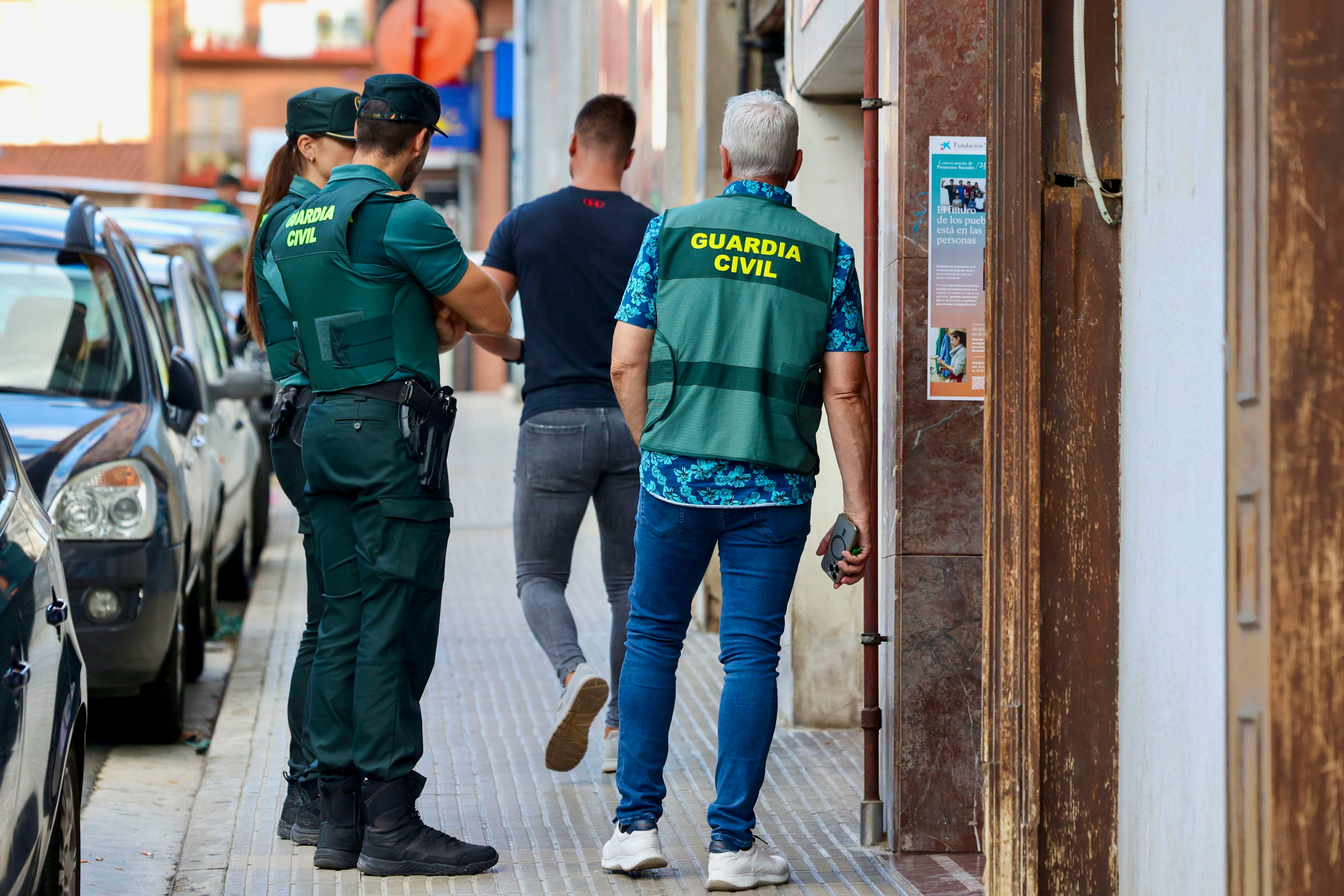 HARO (LA RIOJA), 07/09/2024.-La Guardia Civil investiga el hallazgo del cadáver de un hombre que ha aparecido este sábado en extrañas circunstancias en el interior de su domicilio en Haro, lo que, en principio, apunta a un posible asesinato. El cadáver ha aparecido hacia las 14:00 horas en una vivienda de la calle Italia, cuando, al parecer, los bomberos, al intentar acceder a una vivienda del municipio, se han encontrado con el cadáver del individuo, según han detallado a EFE fuentes de la investigación. La Guardia Civil ha informado de que la Policía Judicial se ha hecho cargo de la instrucción de diligencias y se ha activado el Laboratorio de criminalística del Instituto Armado para la inspección técnico ocular en el domicilio.-EFE/ Raquel Manzanares
