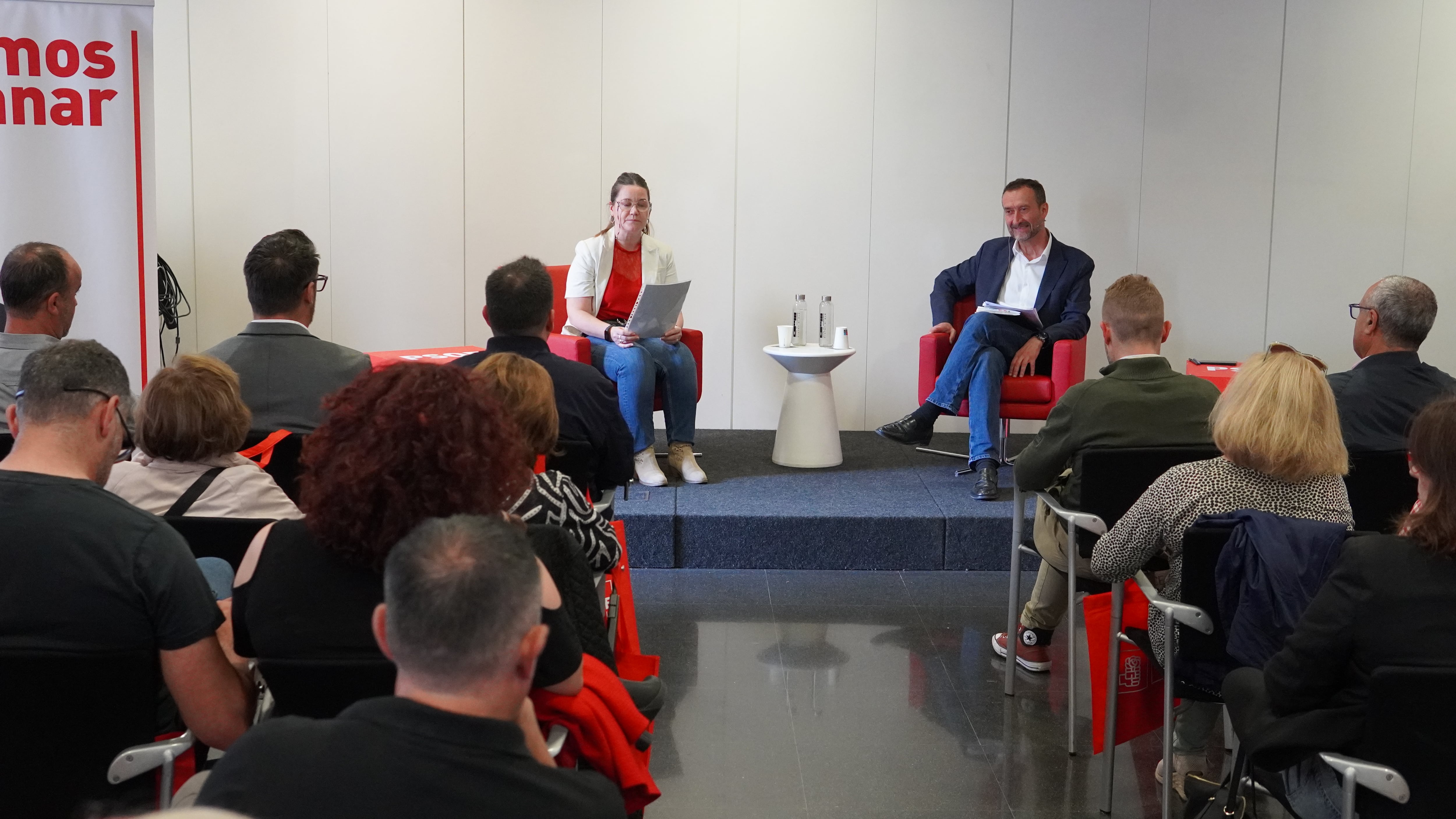 Carlos González, candidato socialista a la alcaldía de Elche con colectivos sociosanitarios y deportivos de la ciudad