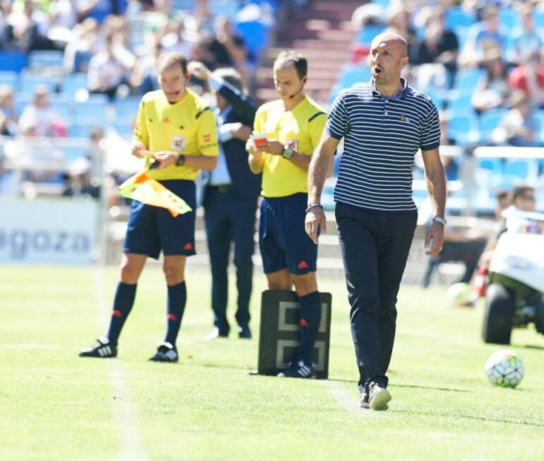 Ranko Popovic, dando indicaciones a sus jugadores en el último partido de Liga, contra Osasuna, en La Romareda