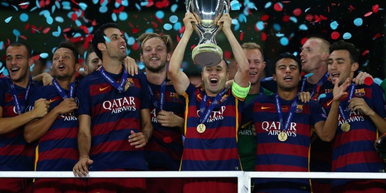 Los jugadores del Barcelona levantan el título de la Supercopa de Europa