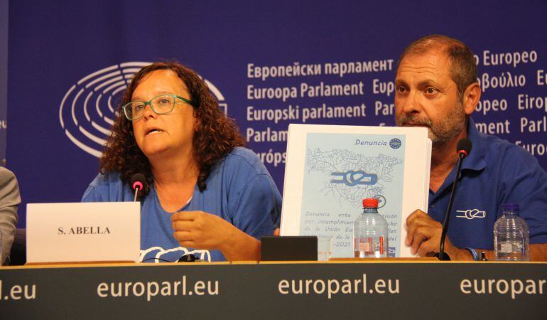 Susanna Abella, portaveu de la PDE, i un altre representant a Brusel·les. 