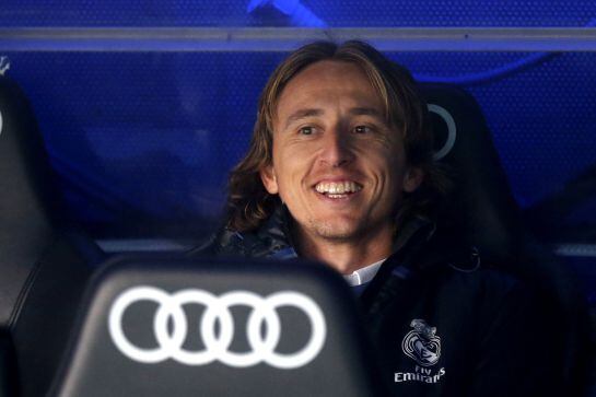 El jugador croata del Real Madrid Luka Modric sigue desde el banquillo el partido de su vuelta de lesión.