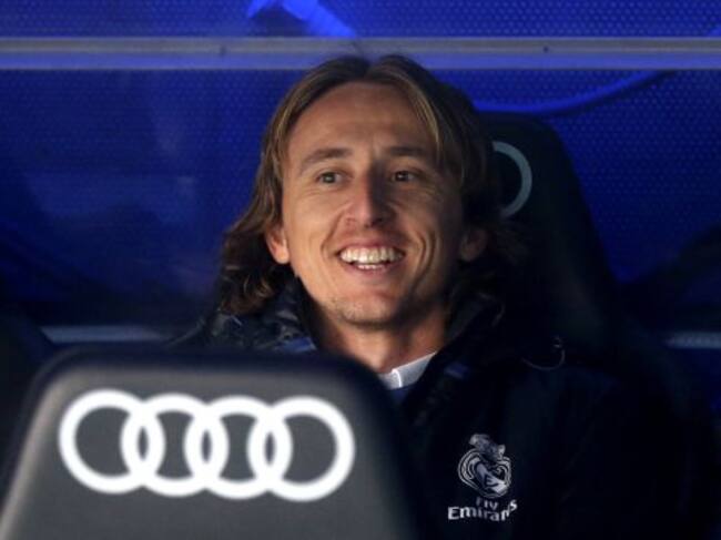 El jugador croata del Real Madrid Luka Modric sigue desde el banquillo el partido de su vuelta de lesión.