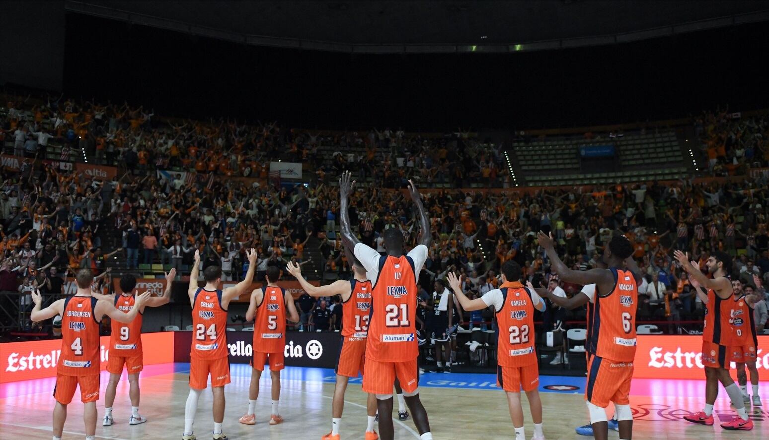 Jugadores del Leyma Coruña se dirigen a la grada tras vencer a Oviedo