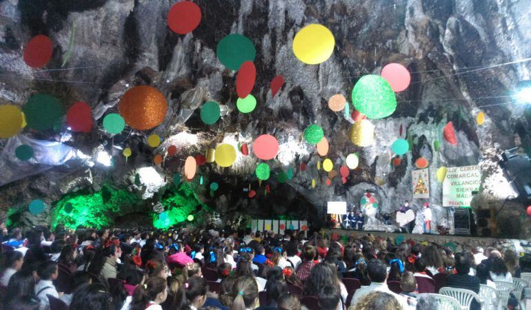 Escenario instalado en la Cueva de los Majuelos