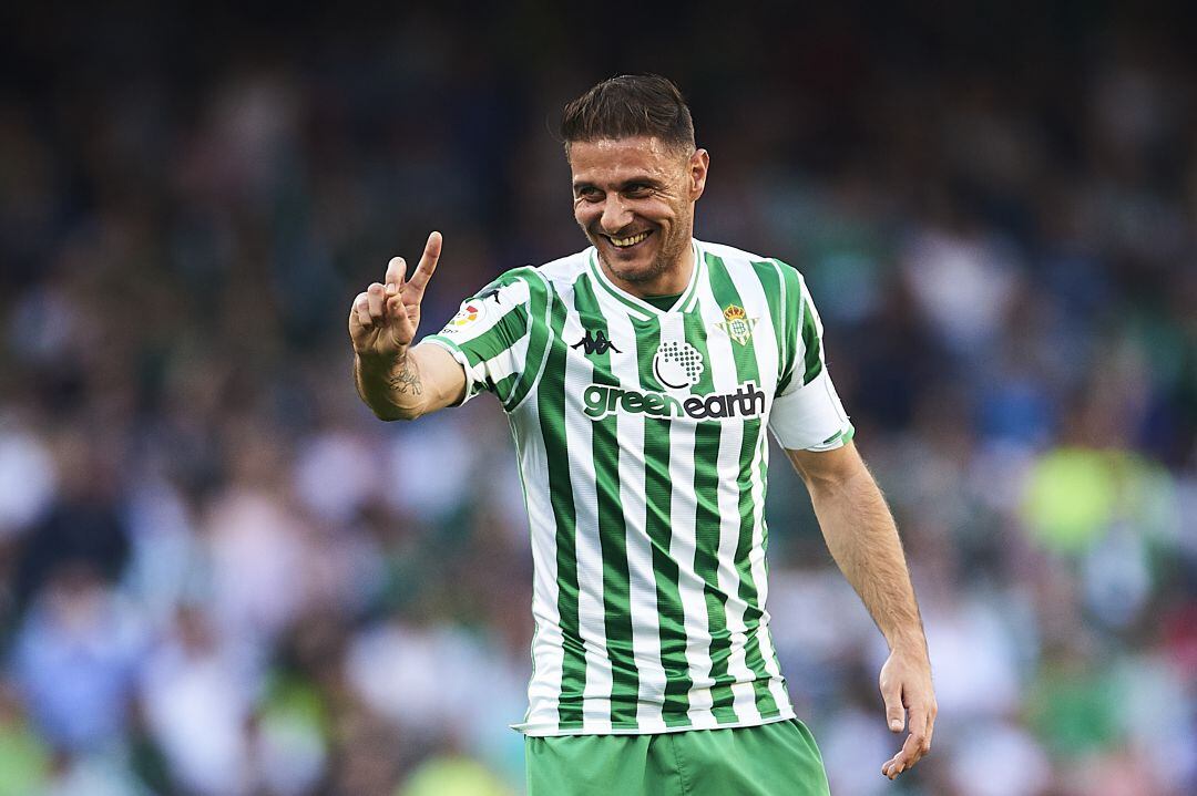 El jugador del Betis publicó un vídeo en su cuenta de Instagram haciendo referencia a la derrota del Sevilla.