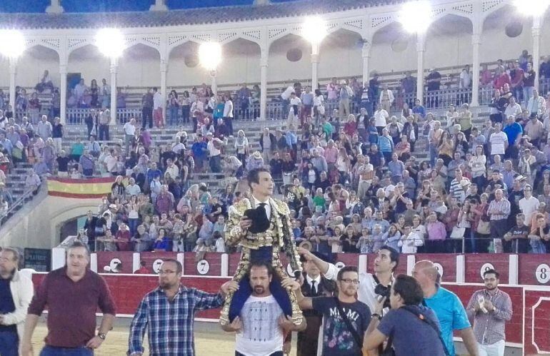 Manzanres, a hombros en la plaza de toros de Albacete