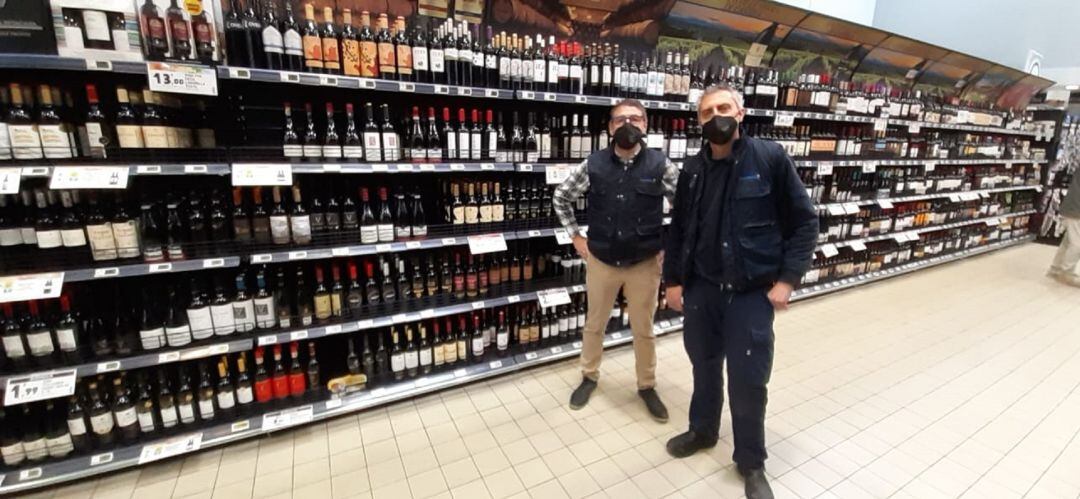 José Luis y Luís en el lineal de vinos