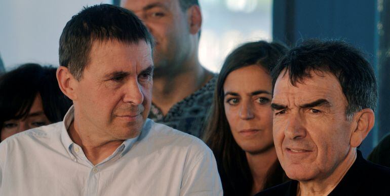 Arnaldo Otegi junto a su abogado Iñigo Iruin