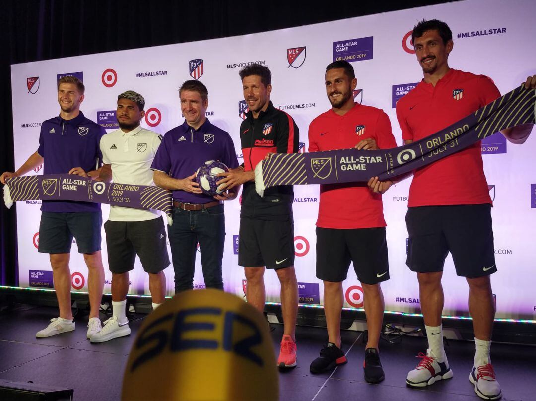 Los protagonistas posan en la previa del partido