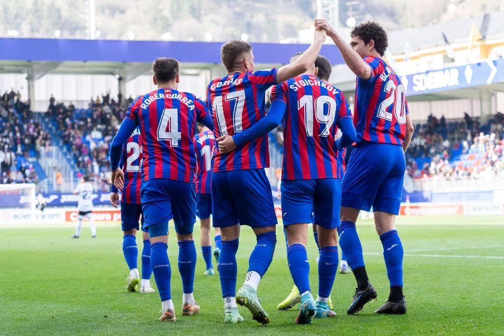 Los jugadores del Eibar celebran el segundo gol ante el Burgos