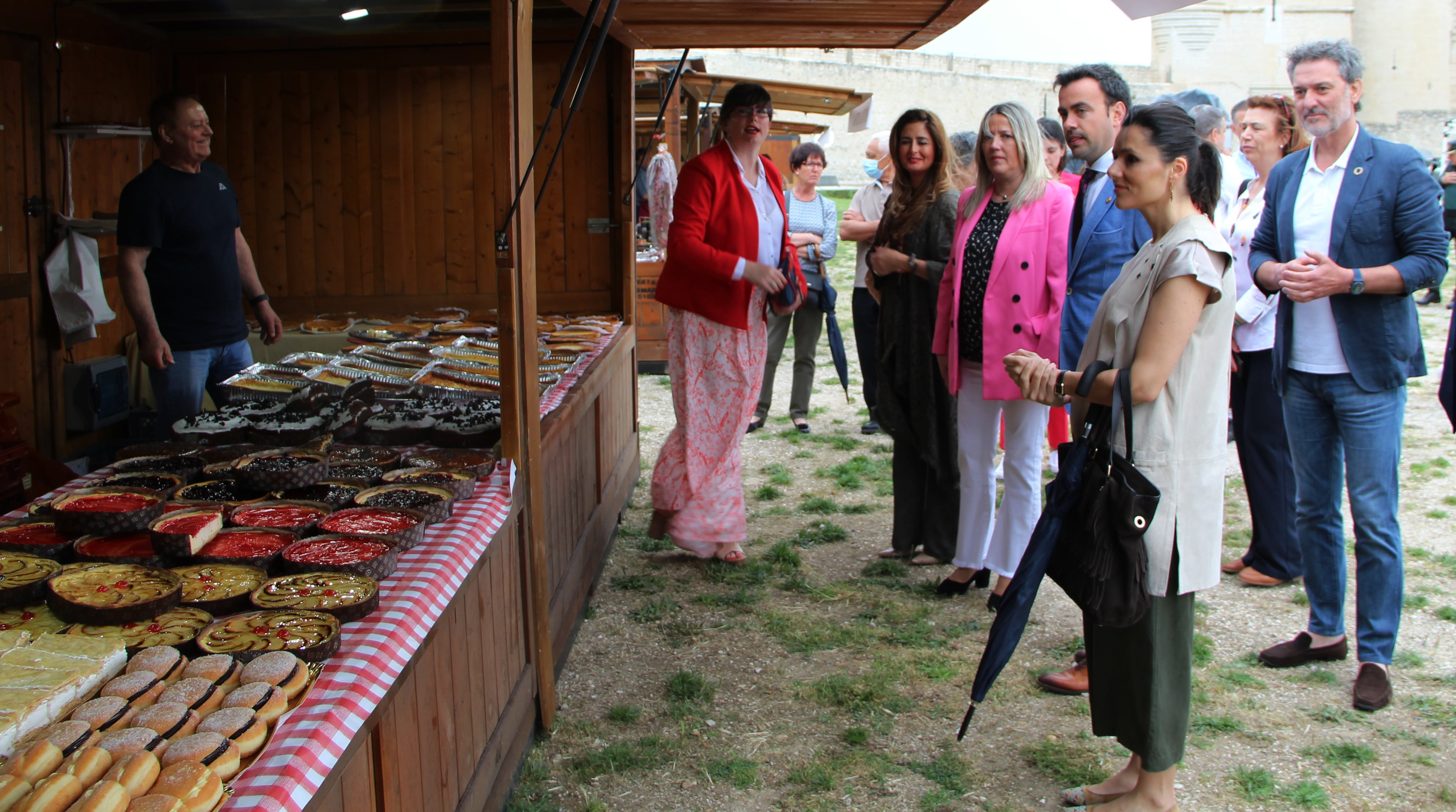 Las autoridades visitan uno de los stand de alimentos de la Feria de Cuéllar 2022