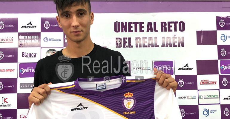 Moha Jami posa con la camiseta del Real Jaén minutos después de ser presentado.