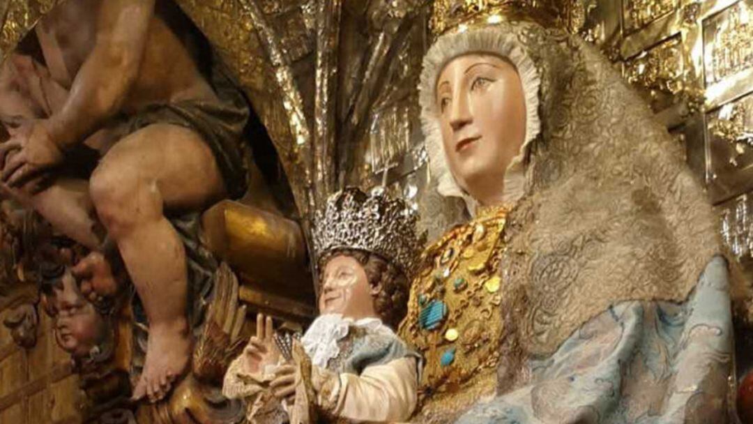 La Virgen de los Reyes en su altar mayor de la Capilla Real de la Catedral