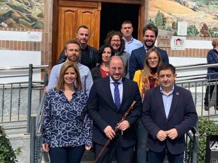 Foto de familia, a la puerta del Ayuntamiento de Bedmar, con miembros del equipo de gobierno y alcalde de Garcíez