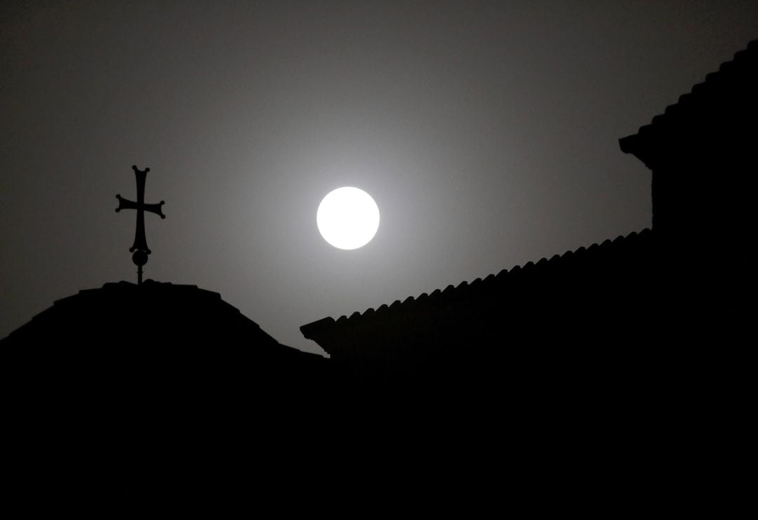 La Luna vista por encima de un tejado en una iglesia de Nicosia, Chipre.