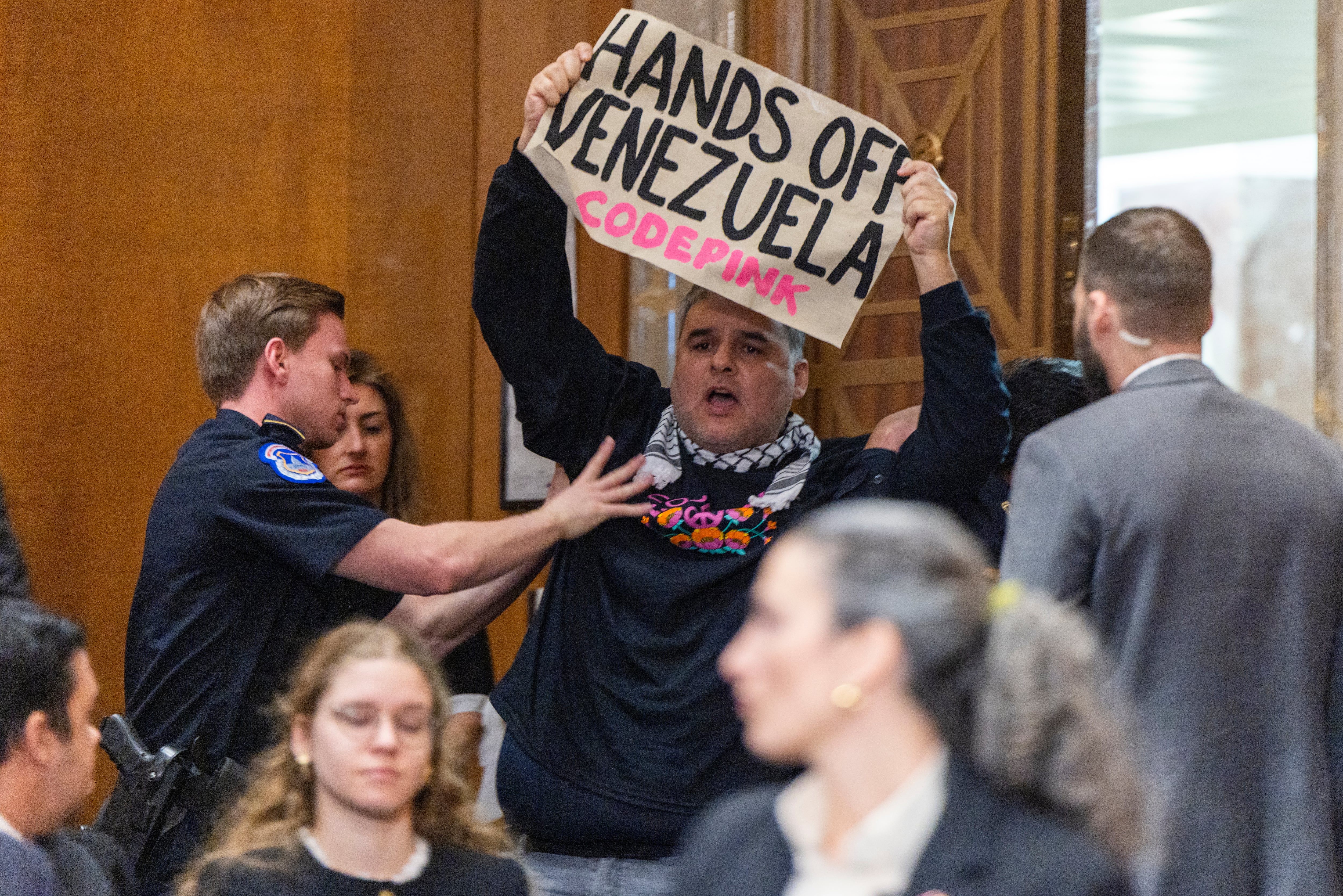WASHINGTON (United States), 28/01/2026.- A protester interrupts as US Secretary of State Marco Rubio (not pictured) testifies before a Senate Foreign Relations Committee hearing to examine US policy towards Venezuela on Capitol Hill in Washington, DC, USA, 28 January 2026. Bipartisan lawmakers have voiced concerns over the US administration's operations in Venezuela, including the capture of Venezuelan President Nicolas Maduro and his wife. EFE/EPA/SHAWN THEW