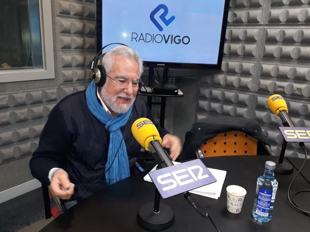 Miguel Santalices, durante la entrevista, en los estudios de Radio Vigo