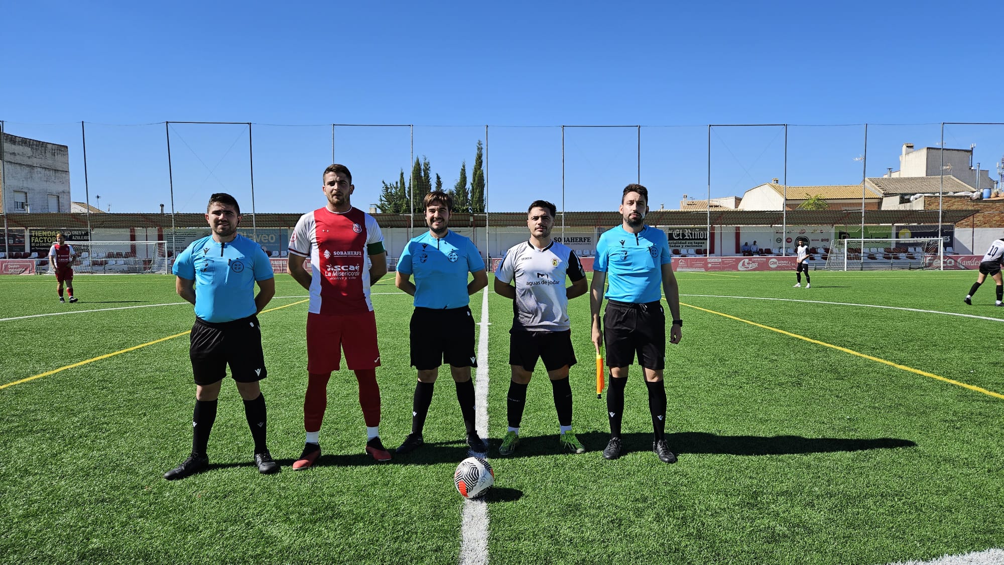 Trío arbitral y capitanes tras el sorteo de campo y saque inicial