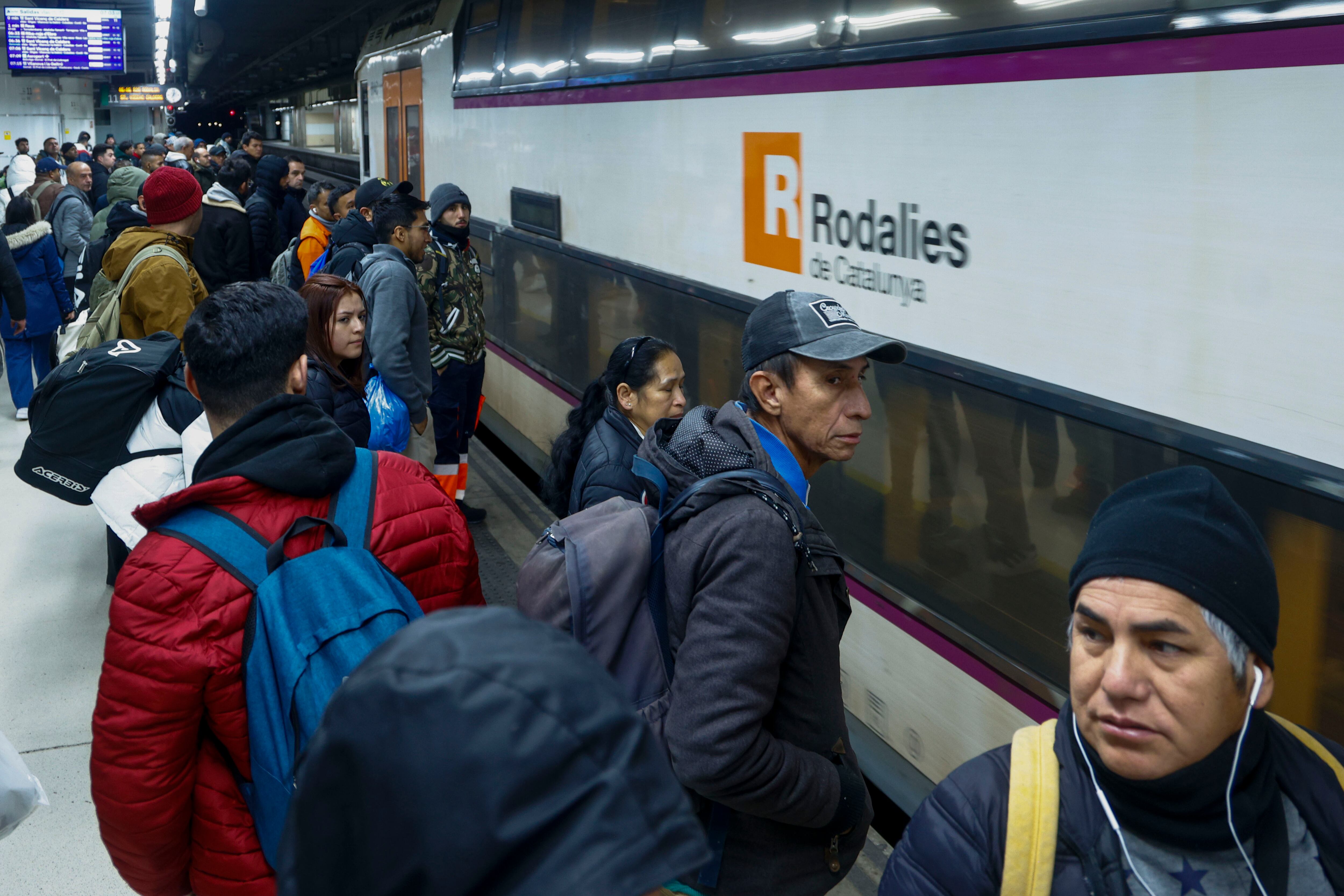 Aspecto de la estación de Sants de Barcelona, este lunes en que el servicio de Rodalies y Media Distancia de Cataluña vuelve a sufrir una jornada caótica. 