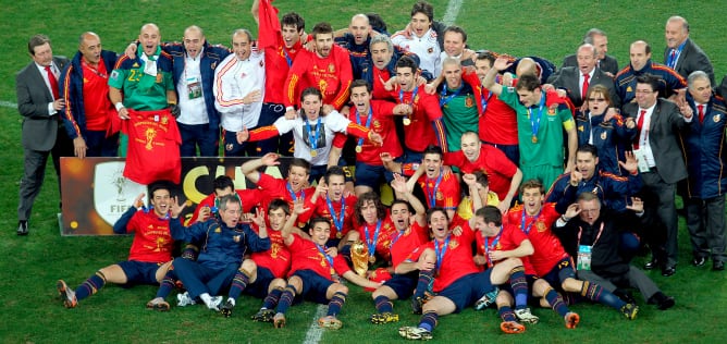 Los jugadores de España celebran el título de campeones del mundo tras derrotar a Holanda (1-0) en la final del Mundial de Sudáfrica 2010.