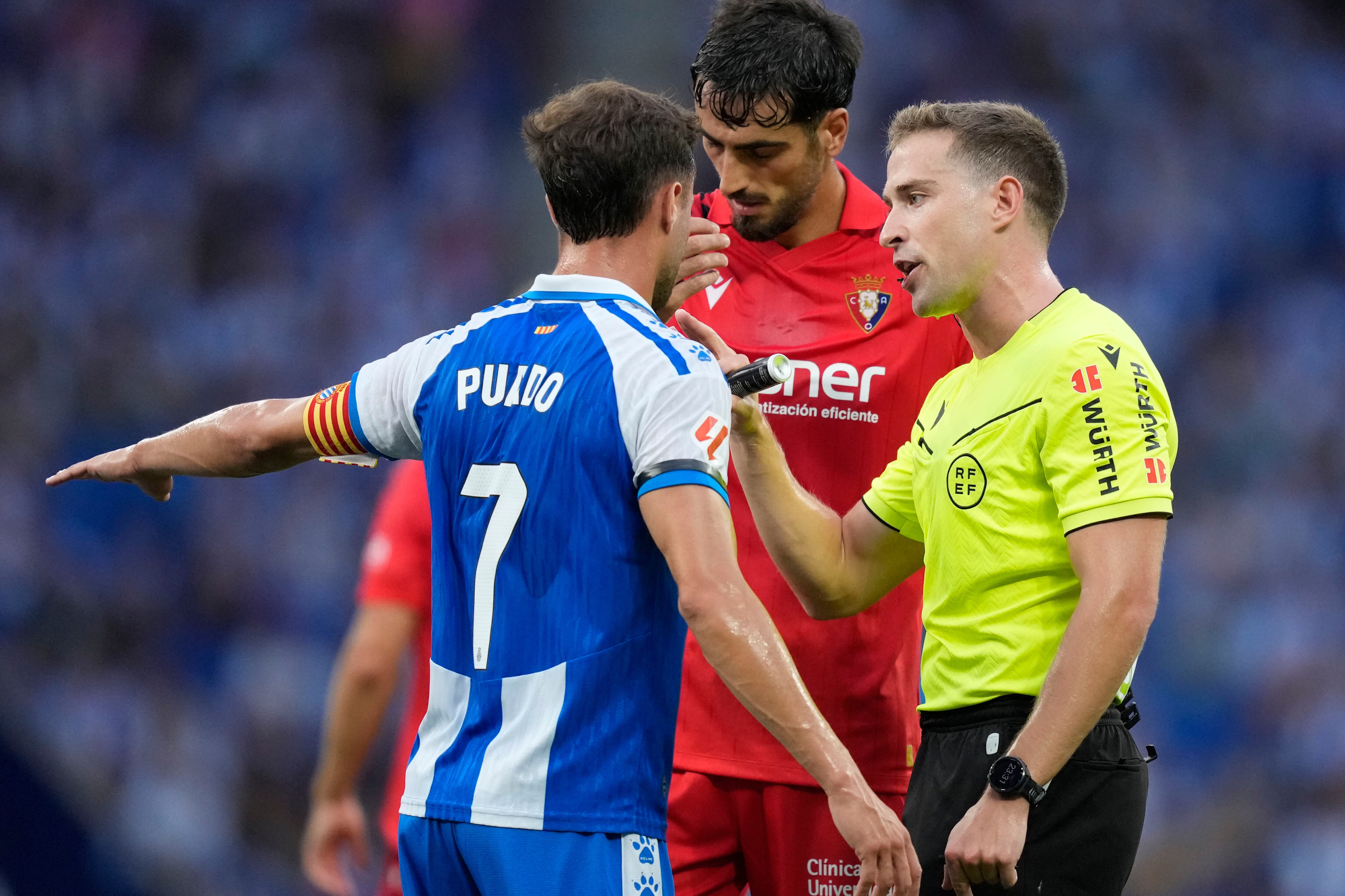 Puado discute con el colegiado Sesma Espinosa ante Catena en el partido de la tercera jornada de Liga entre el Espanyol y Osasuna en el RCDE Stadium