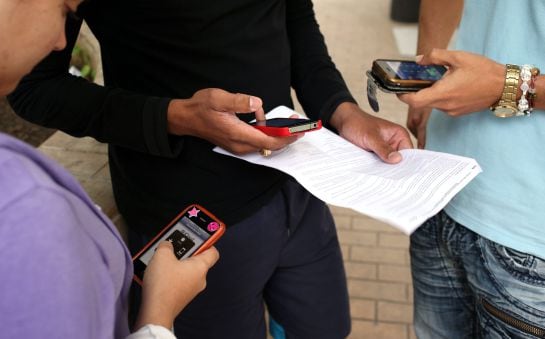 Jóvenes con sus móviles