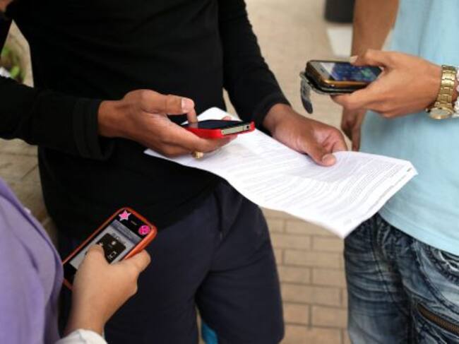 Jóvenes con sus móviles