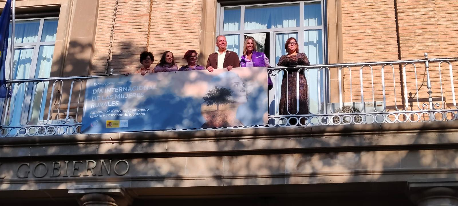 Colocación de la pancarta en Subdelegación del Gobierno en Huesca.