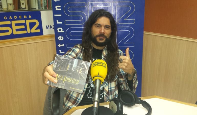 Leo Jiménez posa con su último disco en los estudios de Cadena SER Madrid Sur