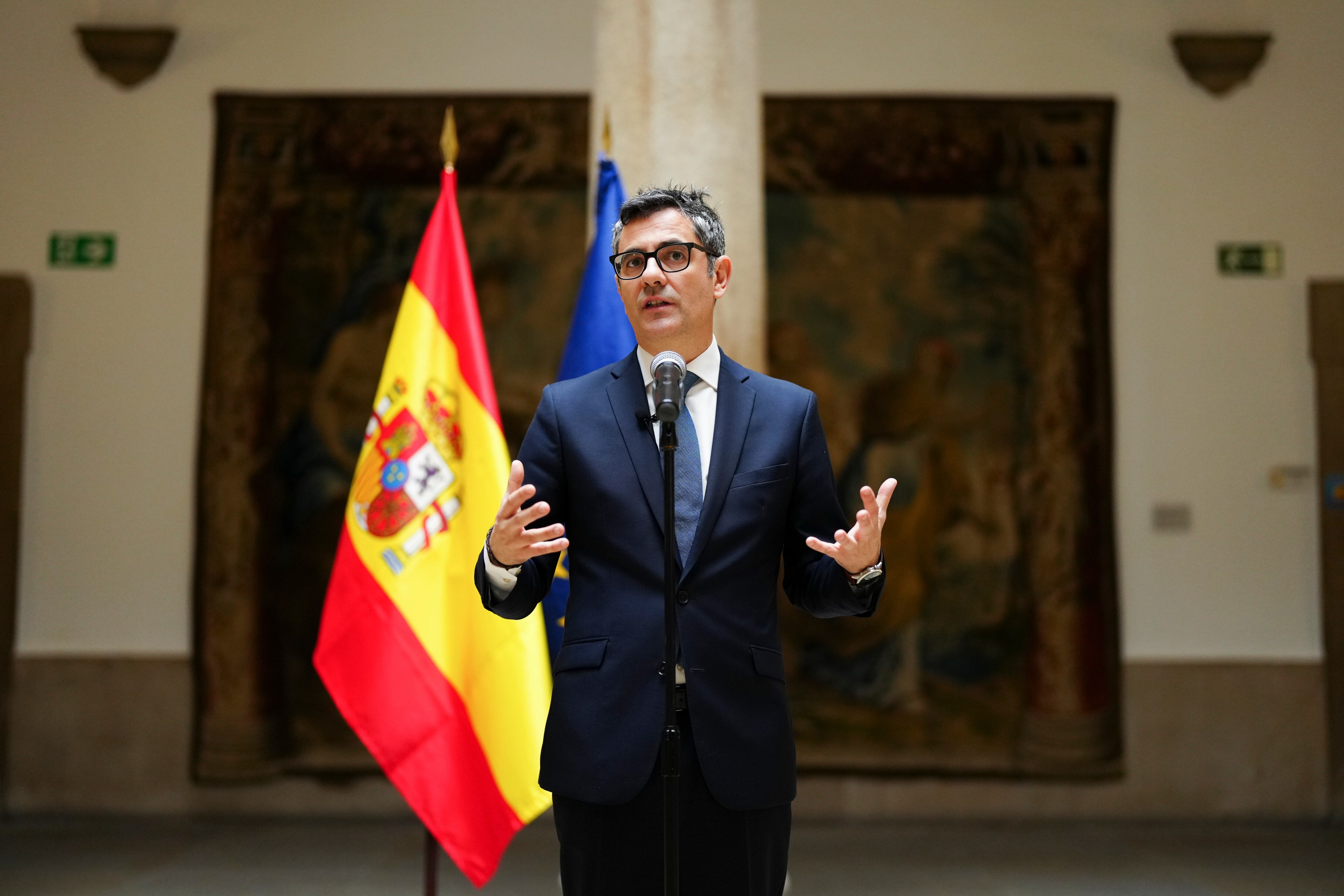 MADRID, 29/03/2023.- El ministro de la Presidencia, Félix Bolaños (c), hace unas declaraciones a la prensa en el marco de la reunión con el Nuncio en España, el arzobispo Bernardito Auza, este miércoles en Madrid. EFE/ Borja Sánchez Trillo