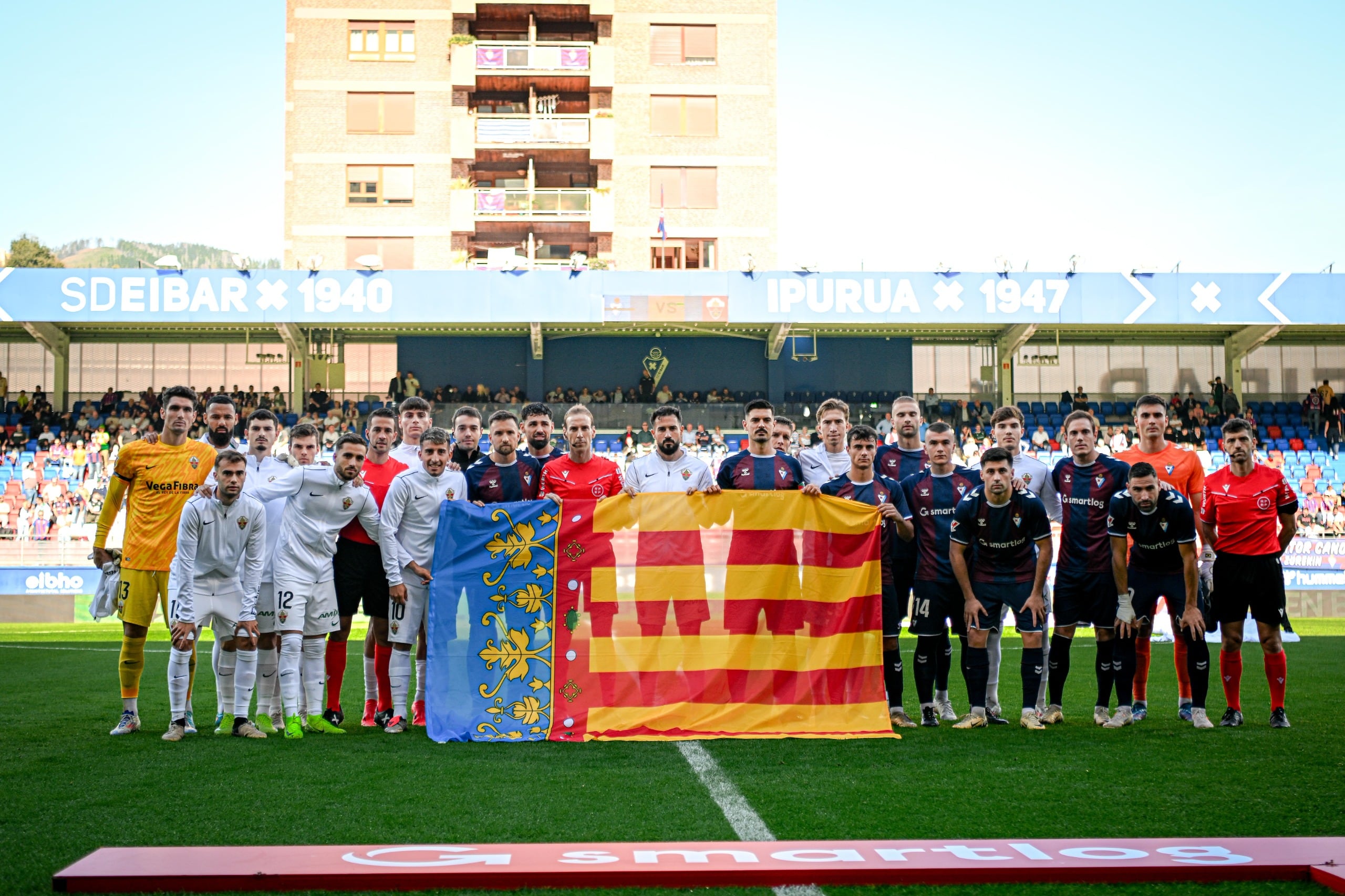 Los dos equipos posaron con la bandera de la Comunidad Valenciana y se guardó un minuto de silencio