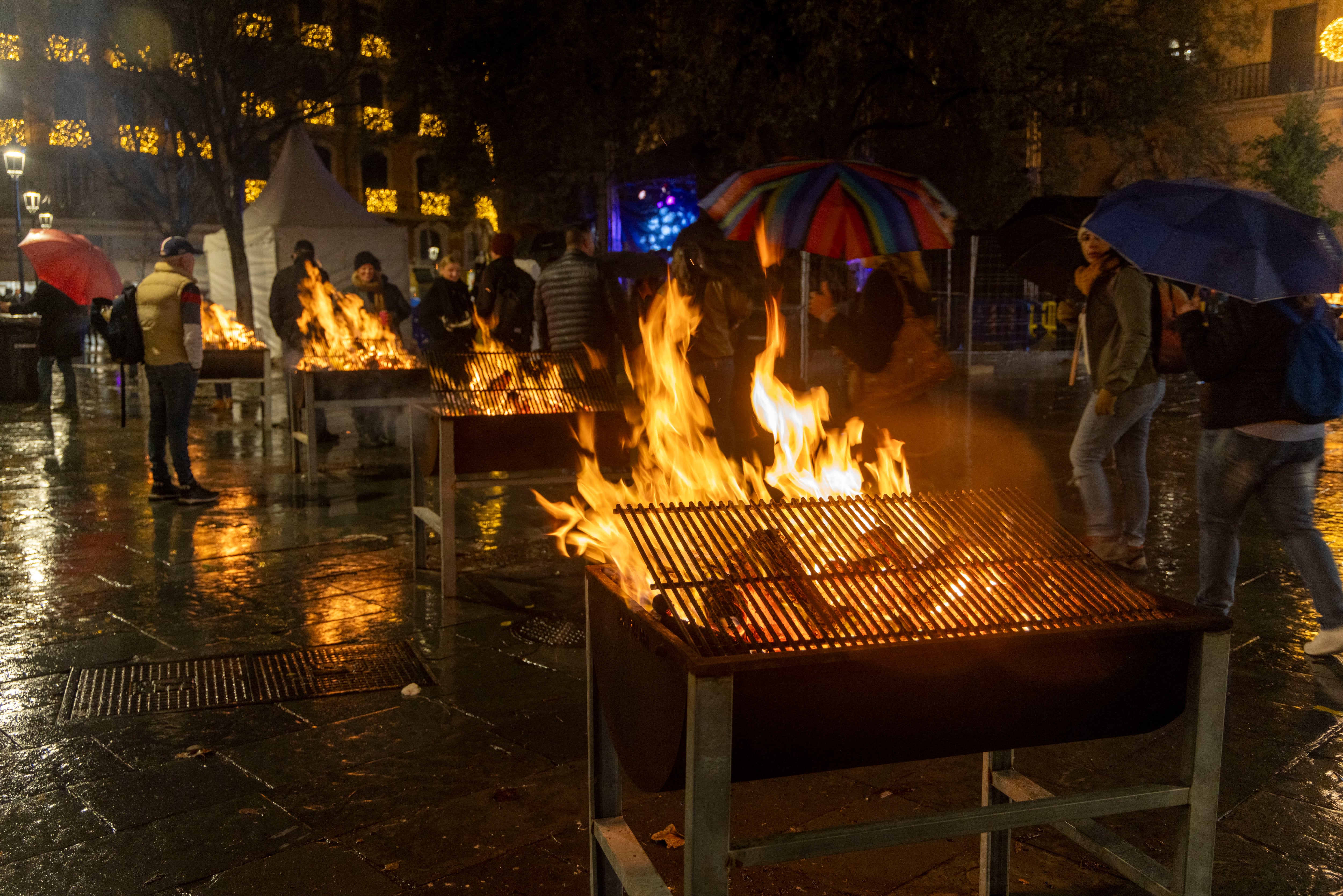 PALMA DE MALLORCA, 19/01/2024.- Encendida de Foguerons , Gegant y tórradas popular durante la Revetla de Sant Sebastià, este viernes en Palma. EFE/CATI CLADERA