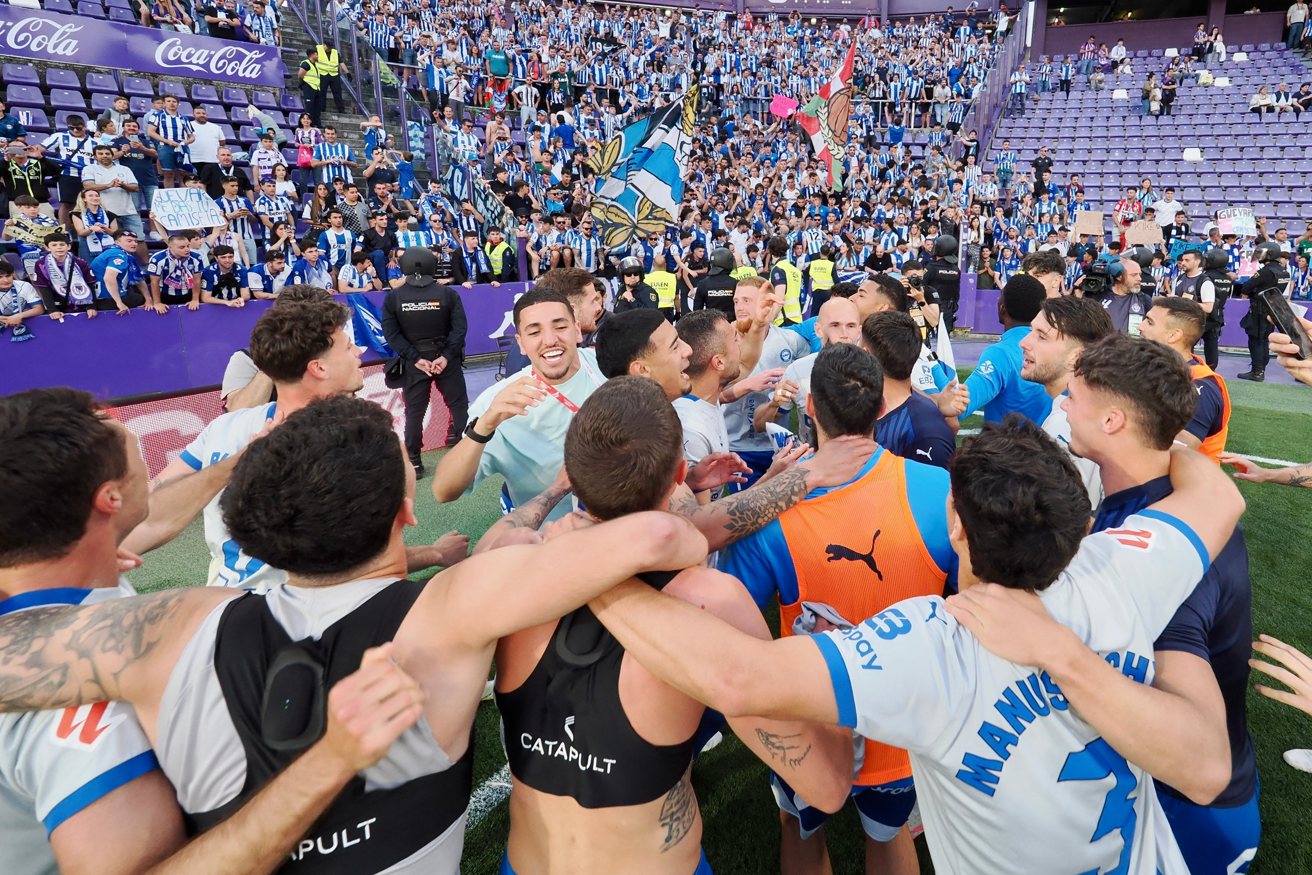 VALLADOLID, 18/05/2025.- Los jugadores y la afición del Alavés celebran la victoria y la permanencia en Primera División tras el partido de la jornada 37 de LaLiga que Real Valladolid y Deportivo Alavés disputaron este domingo en el estadio José Zorrilla. EFE/R.García