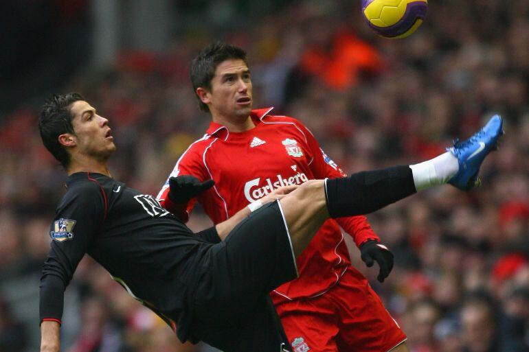 Cristiano Ronaldo y Harry Kewell, en un encuentro entre el United y el Liverpool.