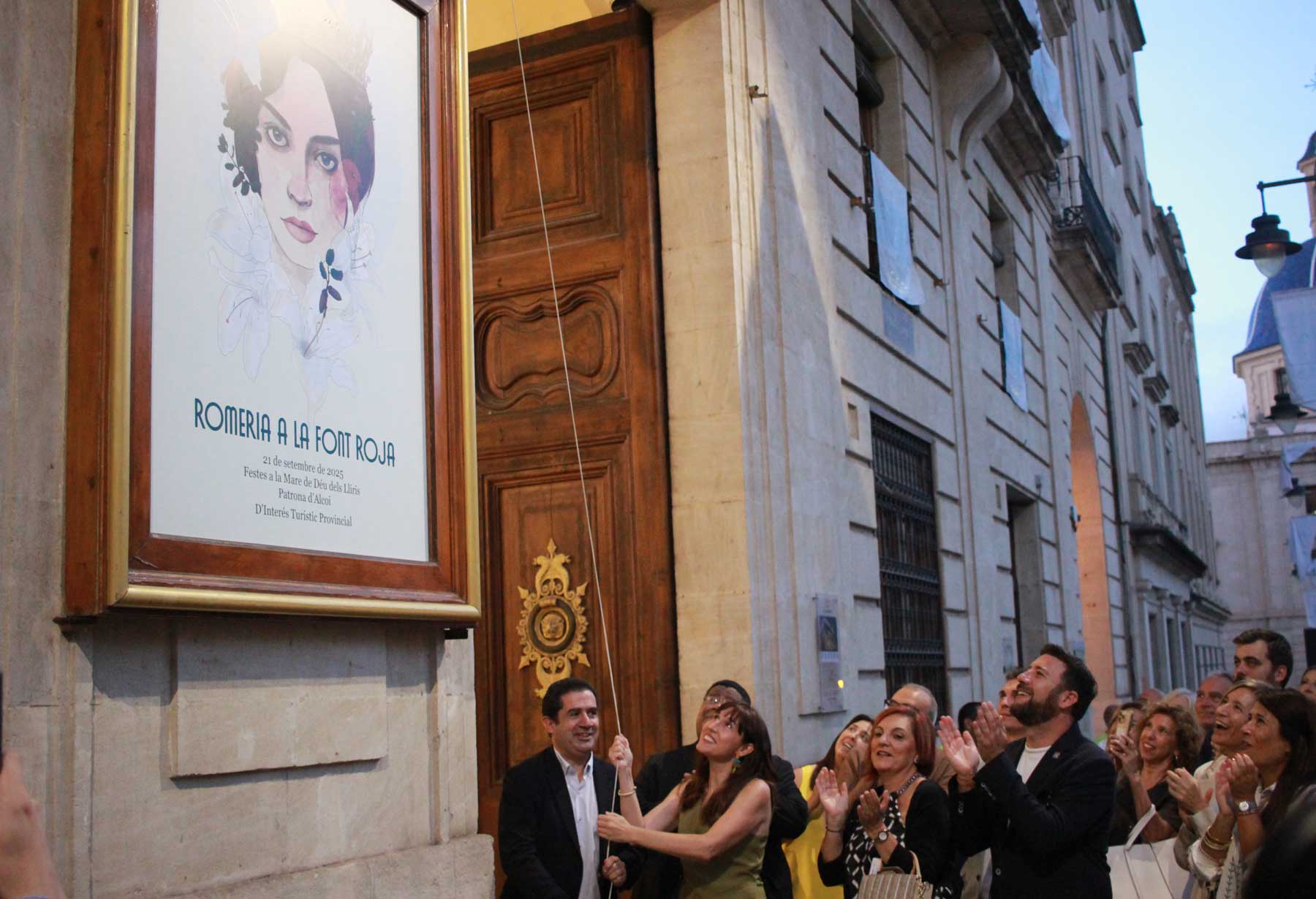 Instante en el que Lola Llopis descubre el cartel de la Romería a la Font Roja