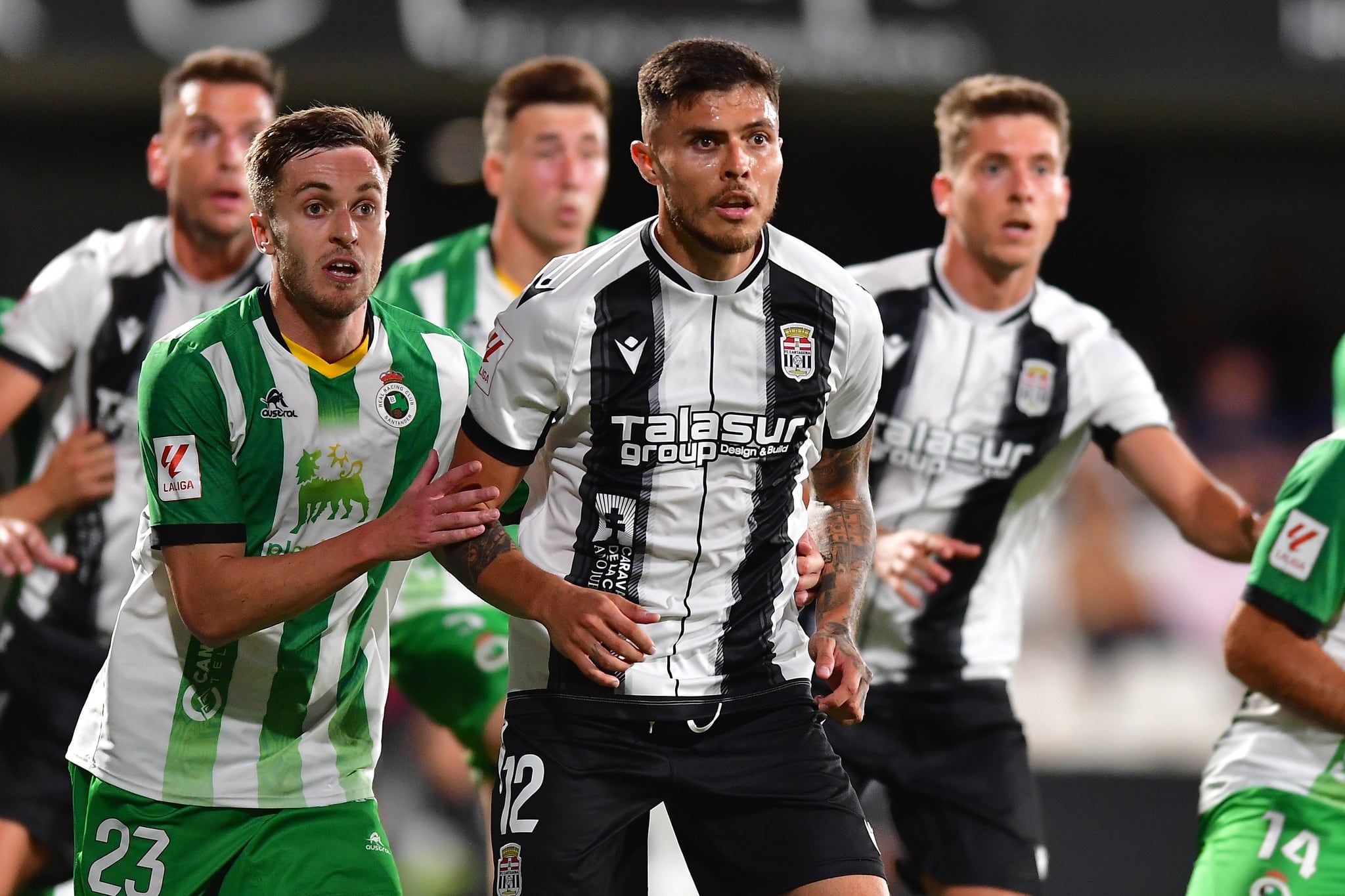 Narváez espera el balón junto a Dani Fernández en el partido dela primera vuelta