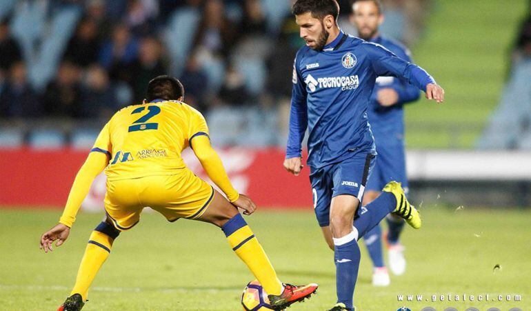 Pacheco (d) encara a Fede Vega (2), de la A.D. Alcorcón, en el último partido disputado en el Coliseum