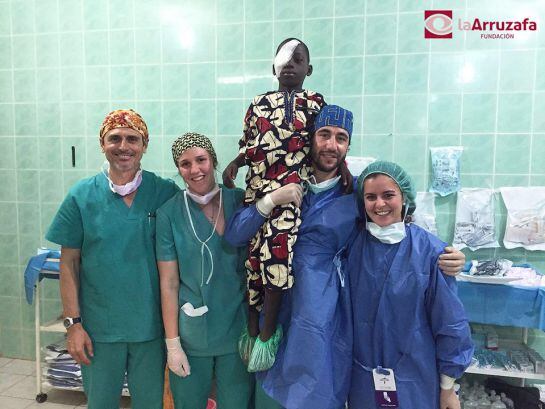 Equipo de profesionales de la Fundación La Arruzafa en Benin con un paciente