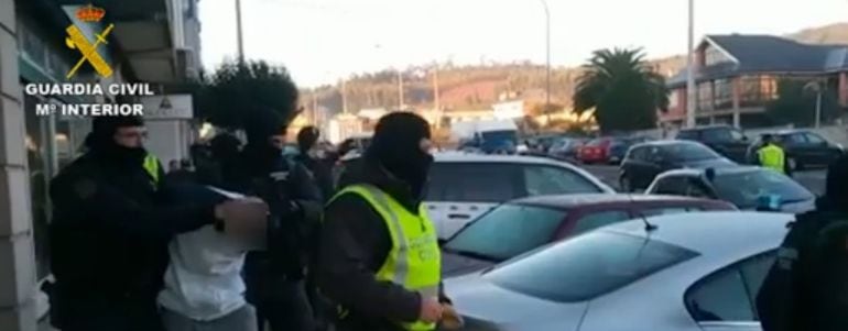 Uno de los detenidos en Galicia, custodiado por la Guardia Civil 