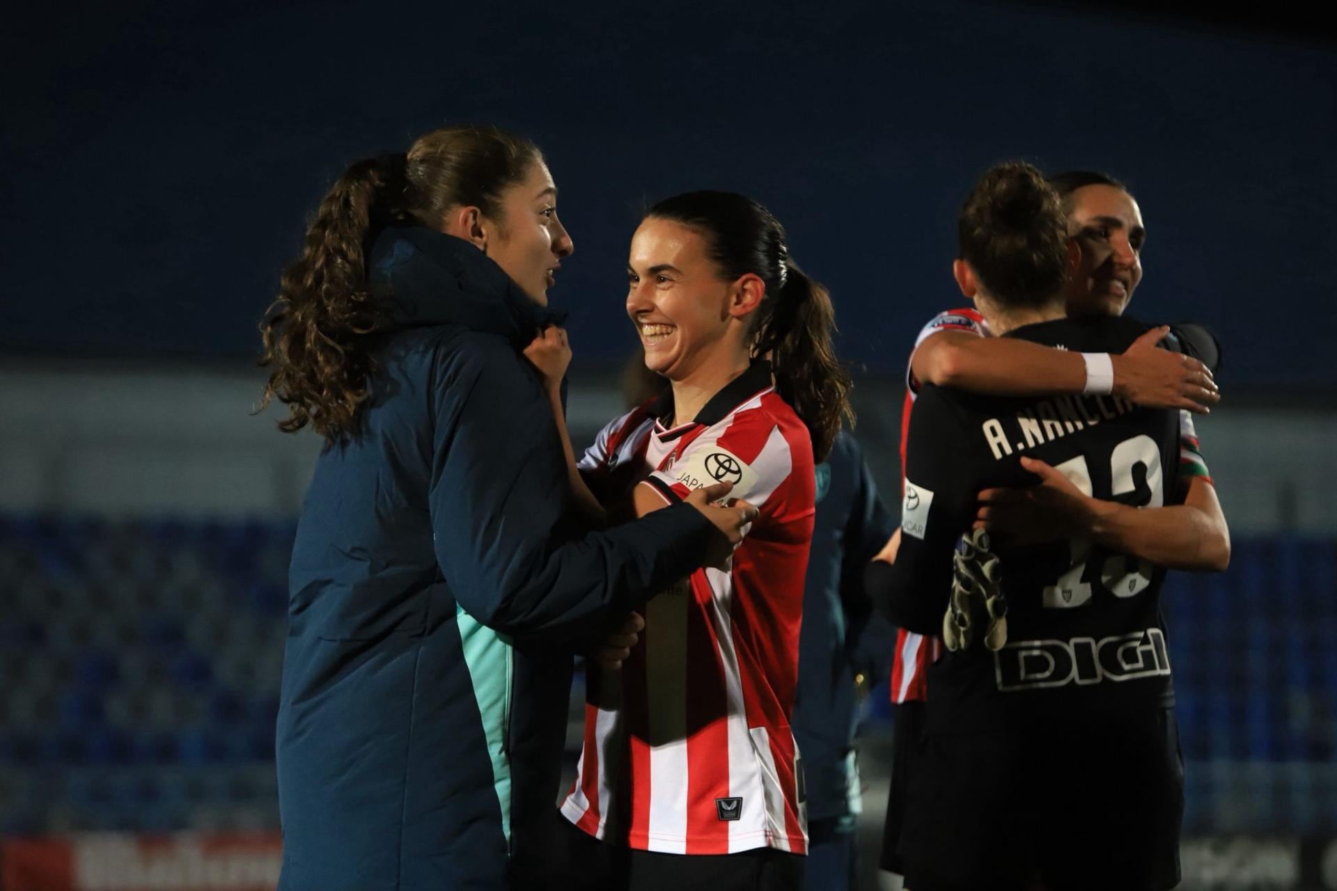Las jugadoras del Athletic Club celebran la victoria lograda en Fuenlabrada